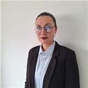 Вот правильный перевод на испанский язык:
⸻
Soy profesora de lengua rusa con formación adicional en psicología. Imparto clases d